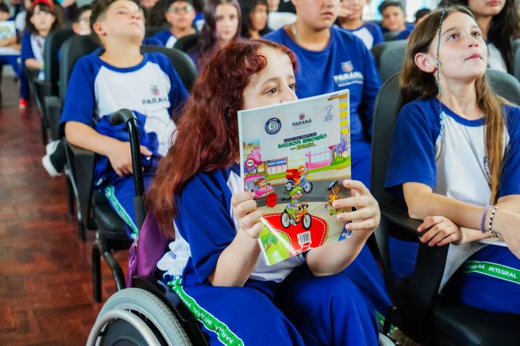 Escolas estaduais integrais do Paraná recebem material de educação para o trânsito