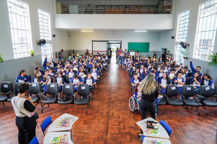 Escolas estaduais integrais do Paraná recebem material de educação para o trânsito