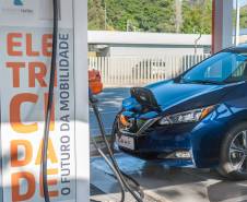 Carros elétricos sendo abastecidos em eletropostos