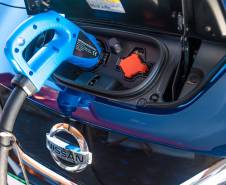 Carros elétricos sendo abastecidos em eletropostos