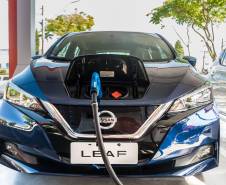 Carros elétricos sendo abastecidos em eletropostos