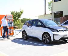 Carros elétricos sendo abastecidos em eletropostos