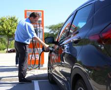 Carros elétricos sendo abastecidos em eletropostos