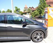 Carros elétricos sendo abastecidos em eletropostos