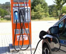 Carros elétricos sendo abastecidos em eletropostos