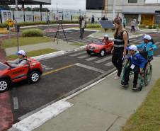 Em parceria com a Ecovia, Detran-PR leva alunos de Pinhais para aprender sobre o trânsito na minipista