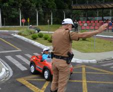 Em parceria com a Ecovia, Detran-PR leva alunos de Pinhais para aprender sobre o trânsito na minipista