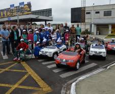 Em parceria com a Ecovia, Detran-PR leva alunos de Pinhais para aprender sobre o trânsito na minipista
