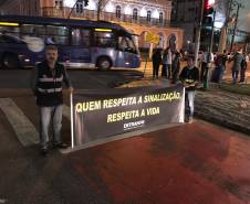 Dando continuidade ao mês do Maio Amarelo, o Departamento de Trânsito do Paraná (Detran-PR) realizou, na última semana, diversas ações educativas em Curitiba. A proposta foi alertar a população sobre os altos números de acidentes de trânsito no Estado e no mundo. Ao todo foram alcançadas cerca mil pessoas. 