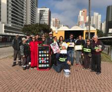 Dando continuidade ao mês do Maio Amarelo, o Departamento de Trânsito do Paraná (Detran-PR) realizou, na última semana, diversas ações educativas em Curitiba. A proposta foi alertar a população sobre os altos números de acidentes de trânsito no Estado e no mundo. Ao todo foram alcançadas cerca mil pessoas. 