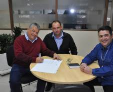 Chefe de Gabinete Éveron Puchetti recebe prefeito de Centenário do Sul Luiz Nicacio 