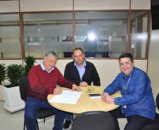 Chefe de Gabinete Éveron Puchetti recebe prefeito de Centenário do Sul Luiz Nicacio 
