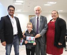 Piana recebe vencedor do concurso de desenho sobre trânsito