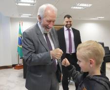 Piana recebe vencedor do concurso de desenho sobre trânsito