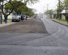 Prefeito de Curitiba visita obra de revitalização asfáltica em torno a sede do Detran-PR 