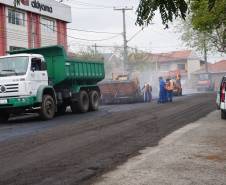 Prefeito de Curitiba visita obra de revitalização asfáltica em torno a sede do Detran-PR 