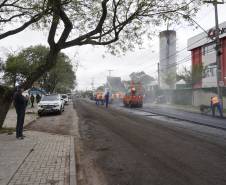 Prefeito de Curitiba visita obra de revitalização asfáltica em torno a sede do Detran-PR 