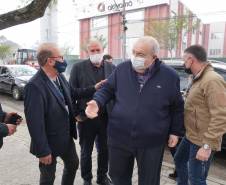 Prefeito de Curitiba visita obra de revitalização asfáltica em torno a sede do Detran-PR 