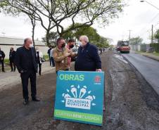 Prefeito de Curitiba visita obra de revitalização asfáltica em torno a sede do Detran-PR 