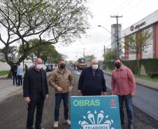 Prefeito de Curitiba visita obra de revitalização asfáltica em torno a sede do Detran-PR 