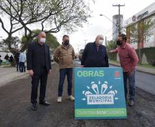 Prefeito de Curitiba visita obra de revitalização asfáltica em torno a sede do Detran-PR 