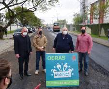 Prefeito de Curitiba visita obra de revitalização asfáltica em torno a sede do Detran-PR 