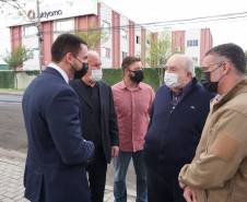 Prefeito de Curitiba visita obra de revitalização asfáltica em torno a sede do Detran-PR 