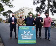 Prefeito de Curitiba visita obra de revitalização asfáltica em torno a sede do Detran-PR 