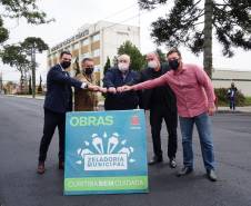 Prefeito de Curitiba visita obra de revitalização asfáltica em torno a sede do Detran-PR 