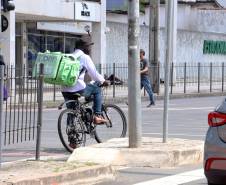 Ciclomotores e bicicletas elétricas precisam seguir recomendações de segurança no trânsito