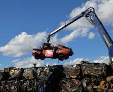 Detran realiza leilão de 10.475 veículos, nas condições de reciclagem, sucata e atos à circulação em via pública.
