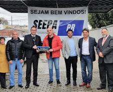 Diretor-geral do Detran ajuda a estampar a primeira placa preta padrão Mercosul 