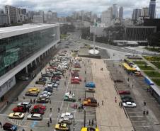 Comemoração de um ano da placa preta no Paraná reúne mais de 100 veículos antigos