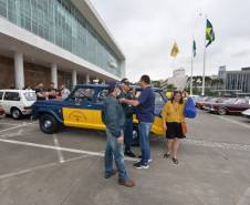 Comemoração de um ano da placa preta no Paraná reúne mais de 100 veículos antigos