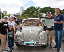 Comemoração de um ano da placa preta no Paraná reúne mais de 100 veículos antigos