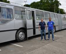 Comemoração de um ano da placa preta no Paraná reúne mais de 100 veículos antigos