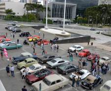 Comemoração de um ano da placa preta no Paraná reúne mais de 100 veículos antigos