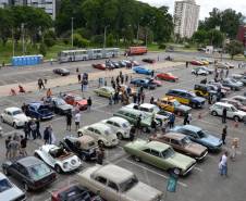 Comemoração de um ano da placa preta no Paraná reúne mais de 100 veículos antigos