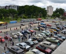 Comemoração de um ano da placa preta no Paraná reúne mais de 100 veículos antigos