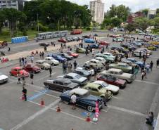 Comemoração de um ano da placa preta no Paraná reúne mais de 100 veículos antigos