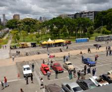 Comemoração de um ano da placa preta no Paraná reúne mais de 100 veículos antigos