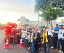 Os 24 participantes das aulas de reciclagem de condutores se sensibilizaram com o conteúdo, riscos do uso de celular e direção, e decidiram transmitir a informação para mais pessoas por meio de uma ação educativa.  Os alunos elaboraram a frase: “Se liga no trânsito, não no celular” e produziram adesivos por iniciativa própria, arcando inclusive com os custos, para posteriormente distribuir à população.  A aulas de reciclagem foram ministradas pelas educadoras de trânsito Vania Jhara e Regiani Lacerda, na 12