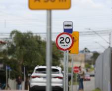 Piraquara/PR - 28/10/2026 - Detran/PR - Sinalização Vertical (Placas): Dividida em regulamentação (regras obrigatórias), advertência (perigos na via) e indicação (orientação e destinos)