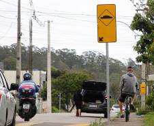 Piraquara/PR - 28/10/2026 - Detran/PR - Sinalização Vertical (Placas): Dividida em regulamentação (regras obrigatórias), advertência (perigos na via) e indicação (orientação e destinos)