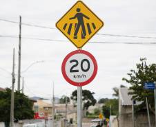 Piraquara/PR - 28/10/2026 - Detran/PR - Sinalização Vertical (Placas): Dividida em regulamentação (regras obrigatórias), advertência (perigos na via) e indicação (orientação e destinos)