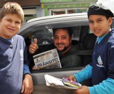 Com o tema “Álcool, outras drogas e a segurança no trânsito: efeitos, responsabilidades e escolhas” as ações incluíram blitz educativas, palestras em escolas, serviços do Detran Móvel e a entrega de um terminal de autoatendimento para a Ciretran da cidade.