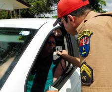 O feriadão de Carnaval terminou com mais acidentes e mortes nas rodovias paranaenses, em comparação com o ano passado. De acordo com o balanço divulgado nesta quarta-feira (01) pela Polícia Militar do Paraná, foram registrados 133 acidentes com 132 feridos e 10 mortos, além de três atropelamentos neste feriado. No mesmo período do ano anterior, foram 127 acidentes, 129 feridos, sete mortos e três atropelamentos. 