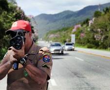 O feriadão de Carnaval terminou com mais acidentes e mortes nas rodovias paranaenses, em comparação com o ano passado. De acordo com o balanço divulgado nesta quarta-feira (01) pela Polícia Militar do Paraná, foram registrados 133 acidentes com 132 feridos e 10 mortos, além de três atropelamentos neste feriado. No mesmo período do ano anterior, foram 127 acidentes, 129 feridos, sete mortos e três atropelamentos. 