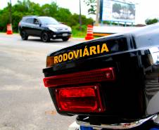 O feriadão de Carnaval terminou com mais acidentes e mortes nas rodovias paranaenses, em comparação com o ano passado. De acordo com o balanço divulgado nesta quarta-feira (01) pela Polícia Militar do Paraná, foram registrados 133 acidentes com 132 feridos e 10 mortos, além de três atropelamentos neste feriado. No mesmo período do ano anterior, foram 127 acidentes, 129 feridos, sete mortos e três atropelamentos. 