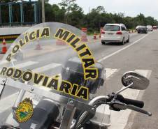 O feriadão de Carnaval terminou com mais acidentes e mortes nas rodovias paranaenses, em comparação com o ano passado. De acordo com o balanço divulgado nesta quarta-feira (01) pela Polícia Militar do Paraná, foram registrados 133 acidentes com 132 feridos e 10 mortos, além de três atropelamentos neste feriado. No mesmo período do ano anterior, foram 127 acidentes, 129 feridos, sete mortos e três atropelamentos. 